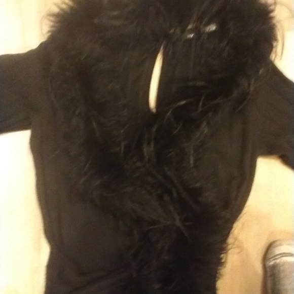 Sexy flirty jumpsuit with faux fur shawl - Picture 6 of 8
